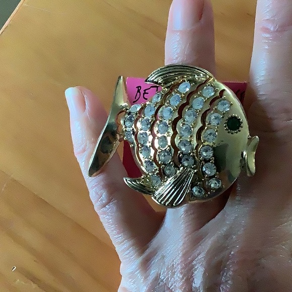 NWT Betsey Johnson bid gold bedazzled Fish ring. - Picture 1 of 3